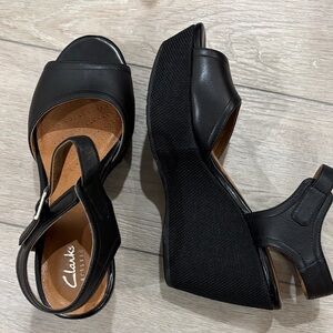 EUC Clarks Artisan wedge black sandals